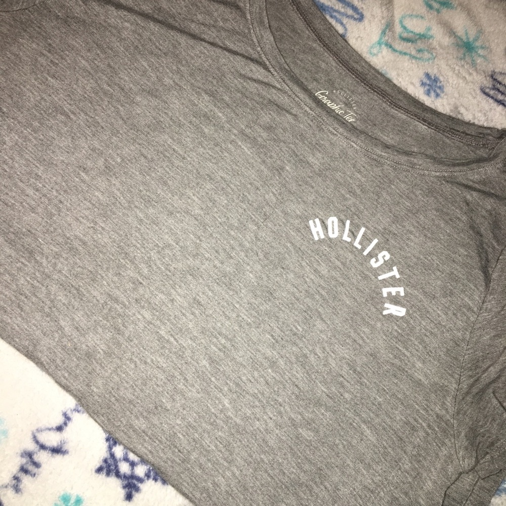 Hollister graphic tee
